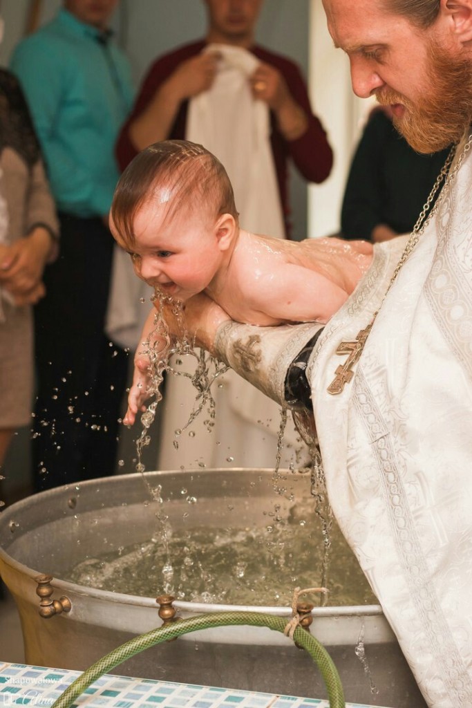 Крестный перед крестинами. Таинство крещения. Крещение в церкви. Крещение ребенка. Православные таинства крещение.